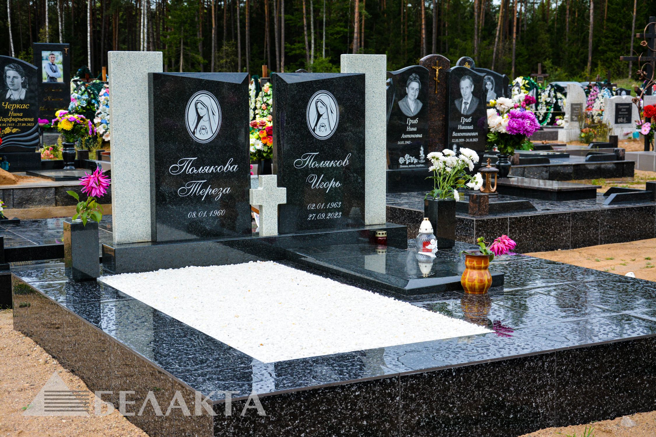 Памятники двойные