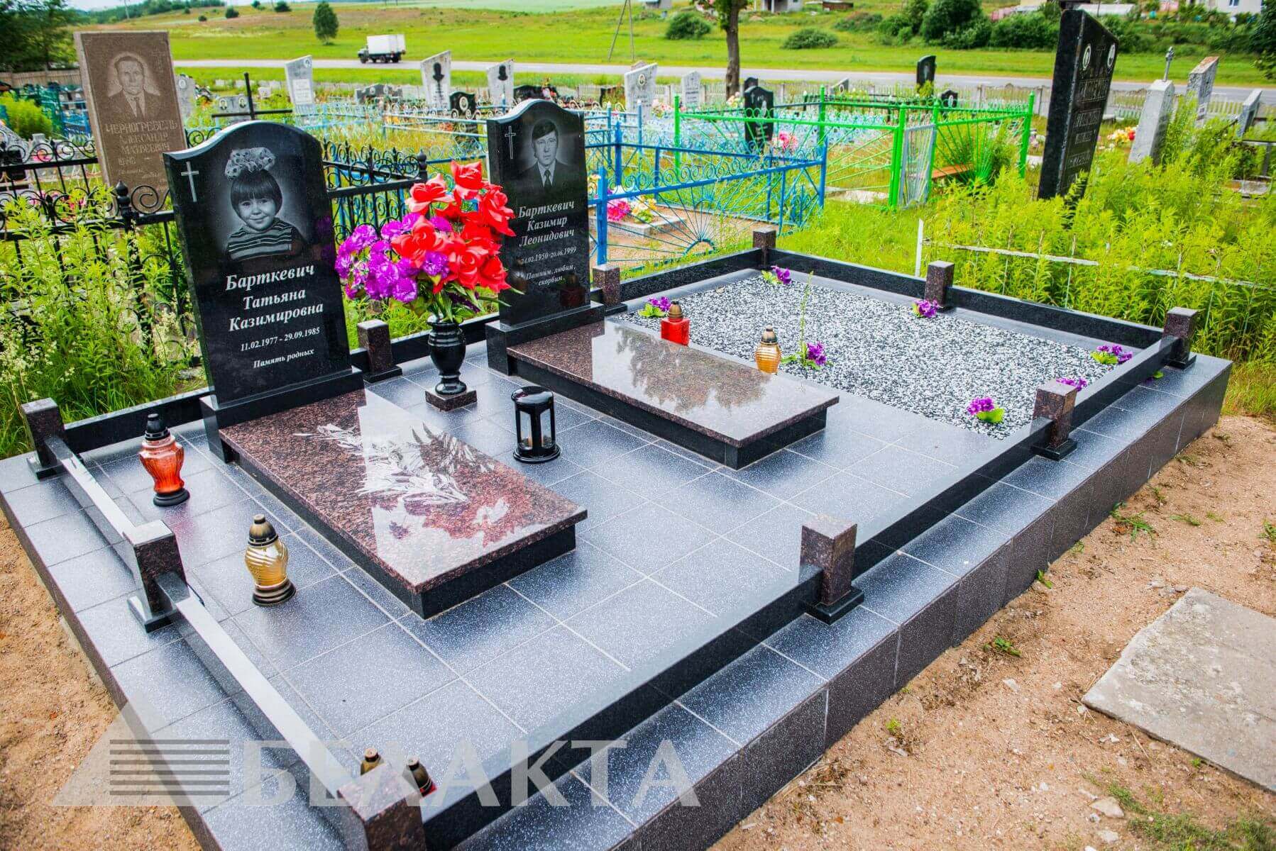 Памятники тройные и более