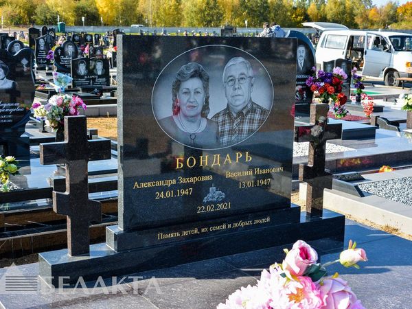 Памятники двойные