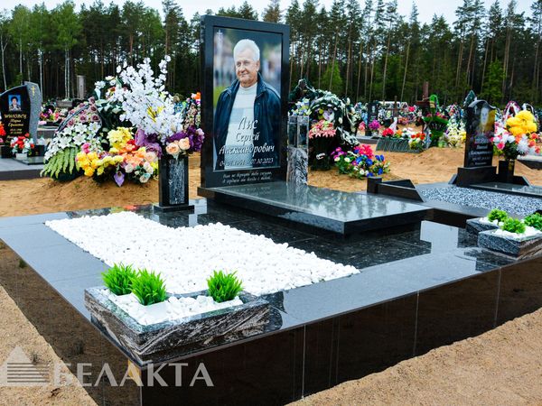 Памятники с фотомедальонами